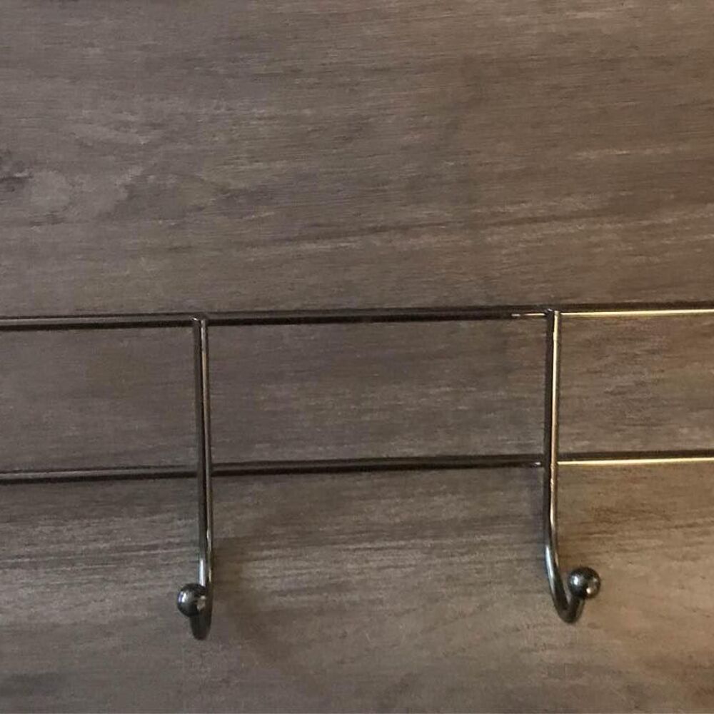 Over the door hanging unit with 4 hooks